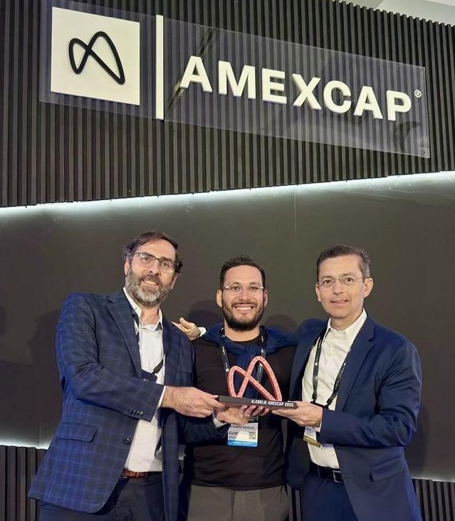Clivi founder Ricardo Moguel with Dalus Capital partners receiving the AMEXCAP 2025 Alebrije Award for Best VC Deal.